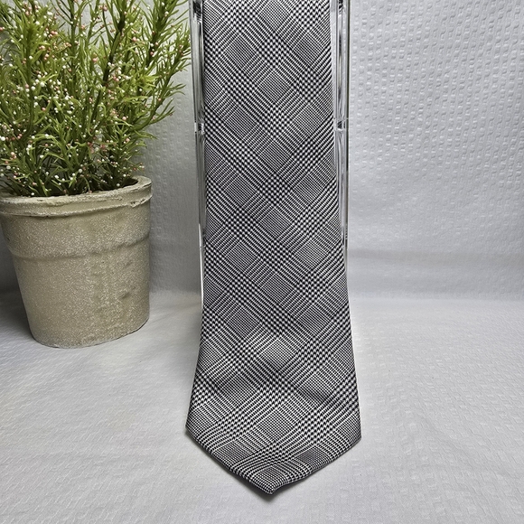 Comseta HoundstoothSophisticated Black and Gray Diagonal Pattern Tie - Picture 1 of 7